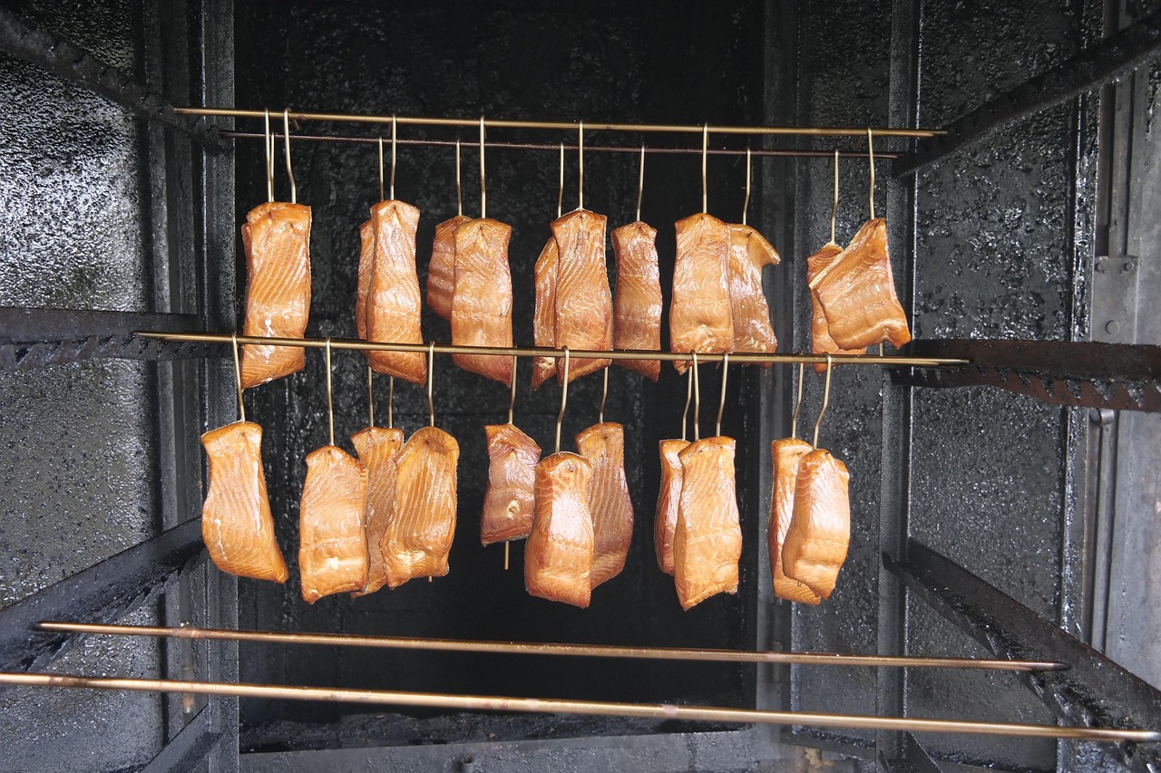 Poisson fumé artisanal au fumoir - techniques de fumaison Le Kraken Bordeaux