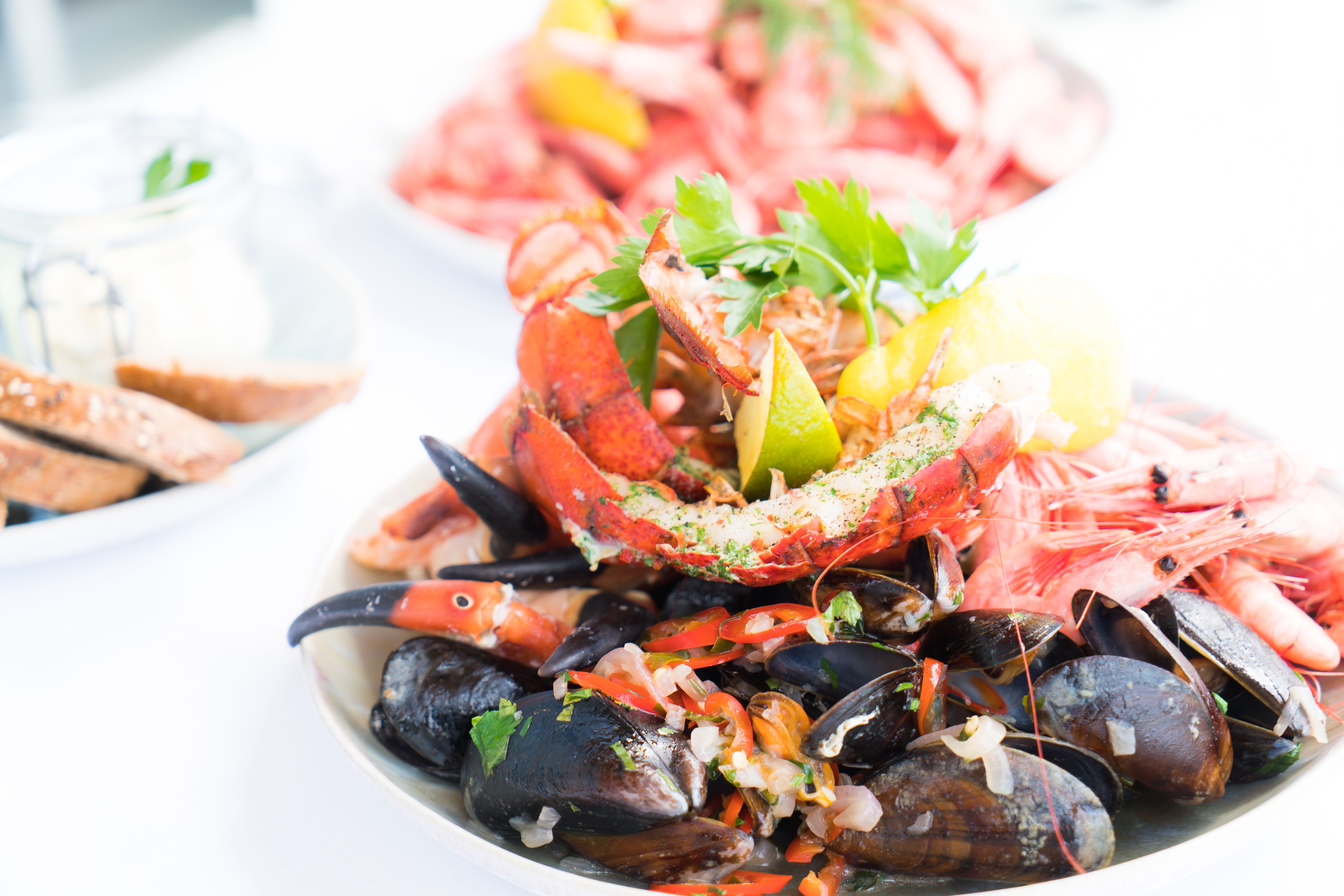 Plateau de fruits de mer avec homard et moules - poissonnerie Le Kraken
